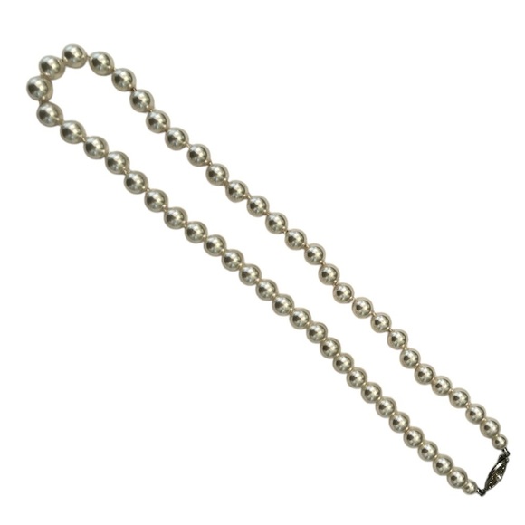 Vintage faux off white luscious pearl necklace with embossed silver tone clasp - Picture 4 of 6